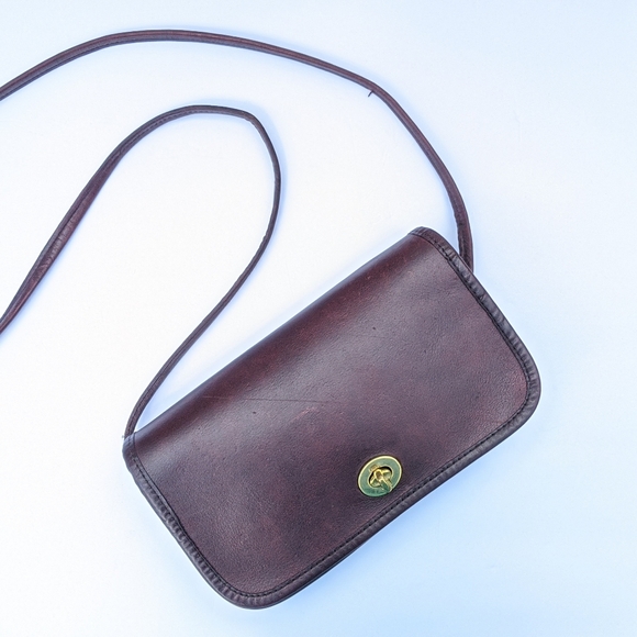 Coach Handbags - Vtg Coach NYC Dinky 9375